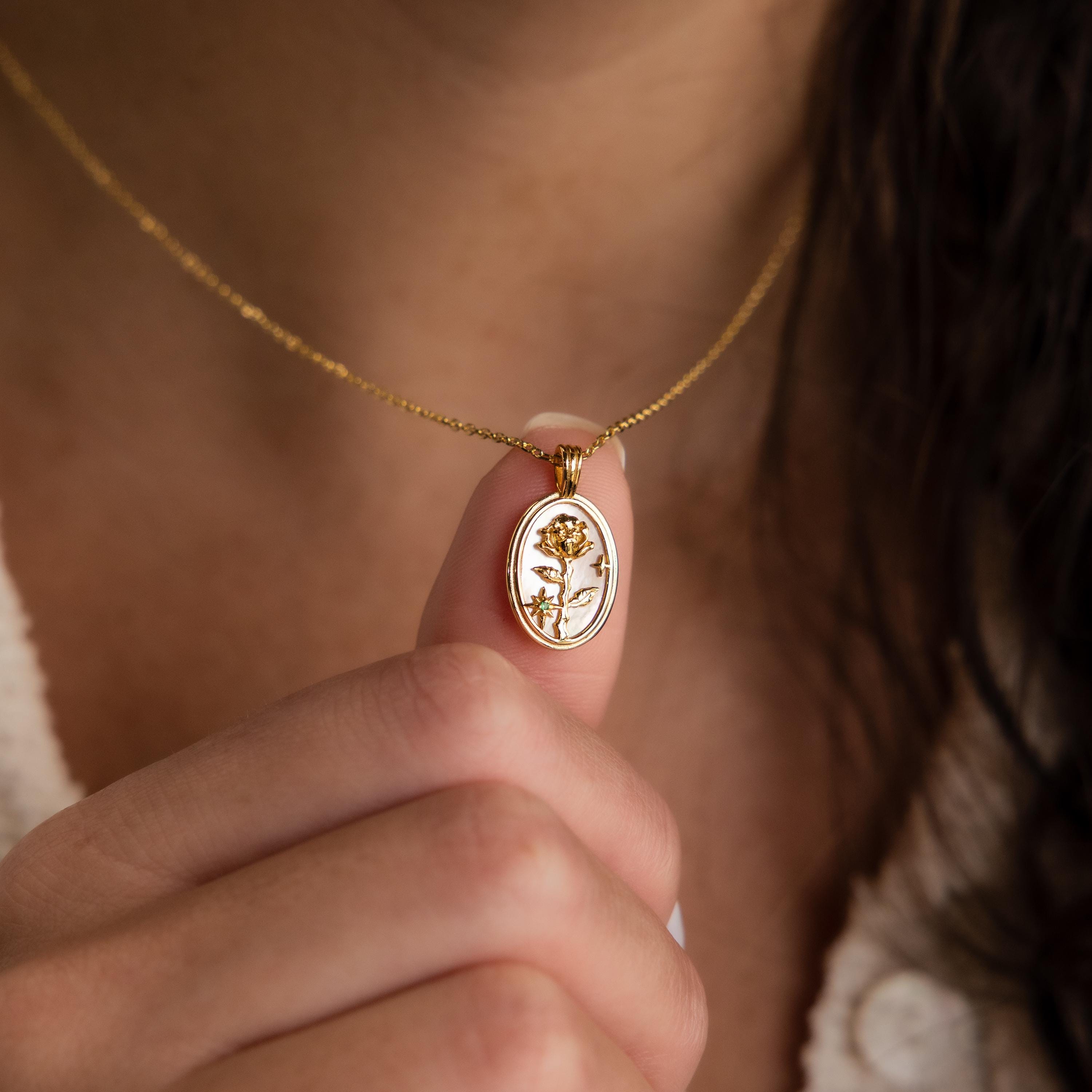 Women's Stainless Steel Flower - Birth Flower Necklace recension och pris